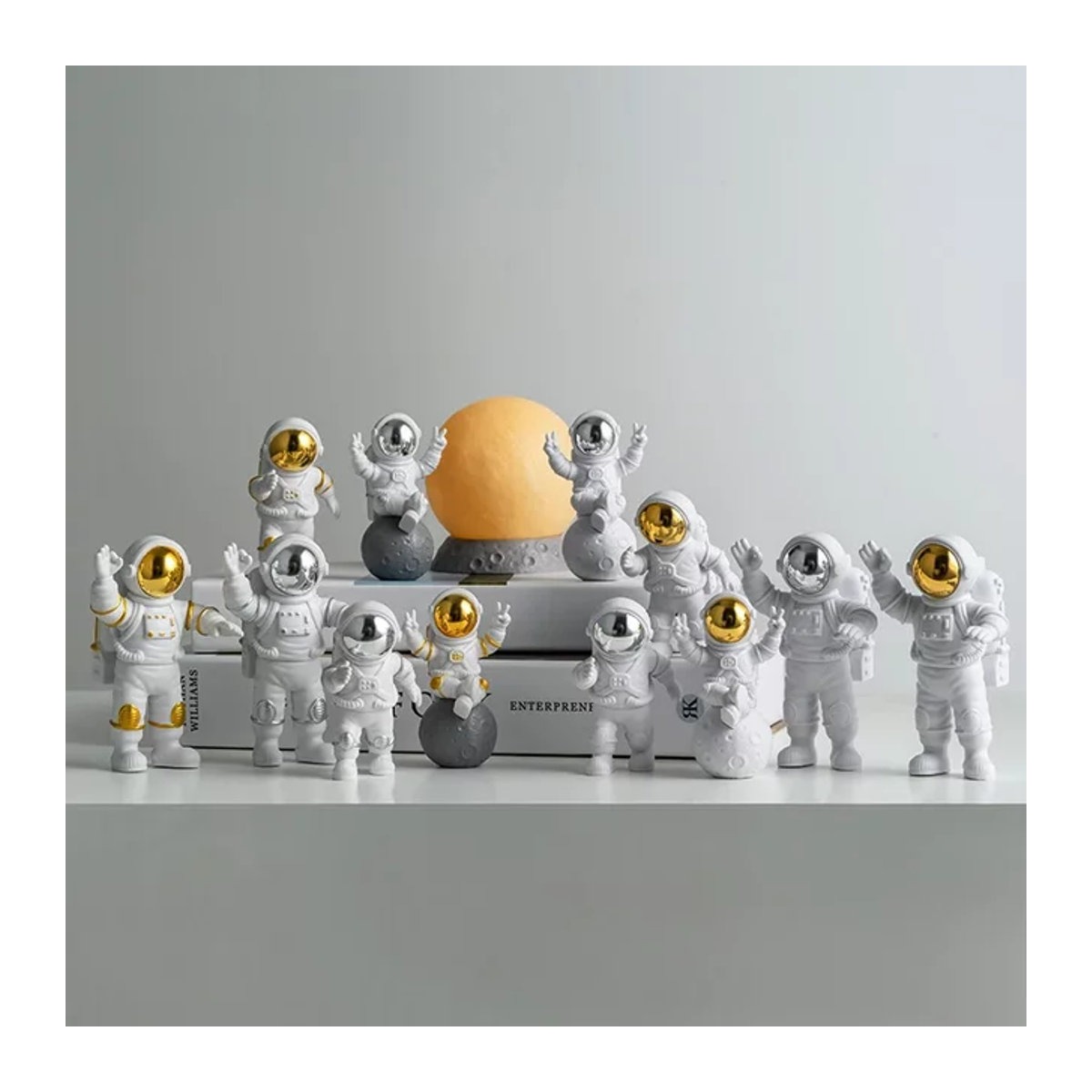 MOONBIFFY Astronaut Figur aus Kunstharz in Weiß als Deko-Ornament für Wohnzimmer und Kinderzimmer - Bild 1
