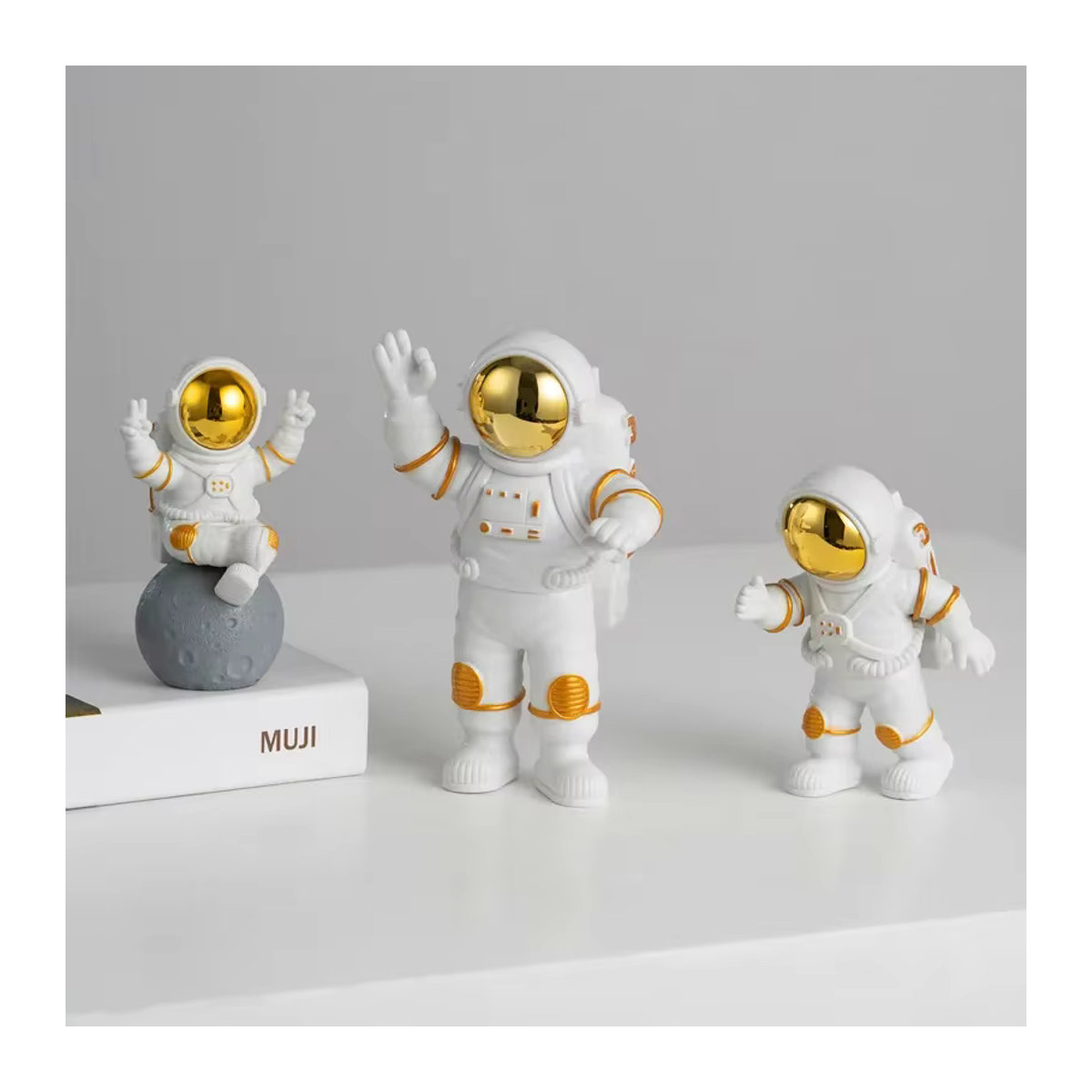 MOONBIFFY Astronaut Figur aus Kunstharz in Weiß als Deko-Ornament für Wohnzimmer und Kinderzimmer - Bild 2
