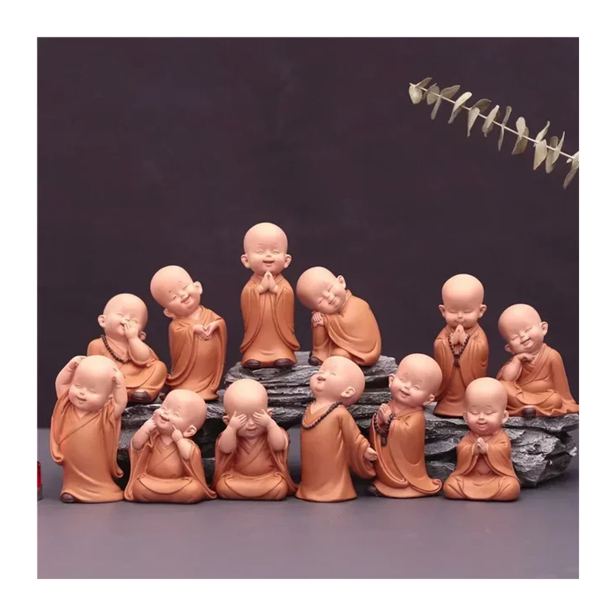 MOONBIFFY Buddha-Figur aus Kunstharz in Braun, handgefertigte orientalische Mönchstatuen als dekorative Skulptur für dein Zuhause oder das Auto - Bild 1