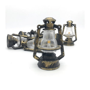 MOONBIFFY Miniatur Laterne im Retro-Stil für Puppenhaus Zubehör, Gold, Metall, Maßstab 1:6