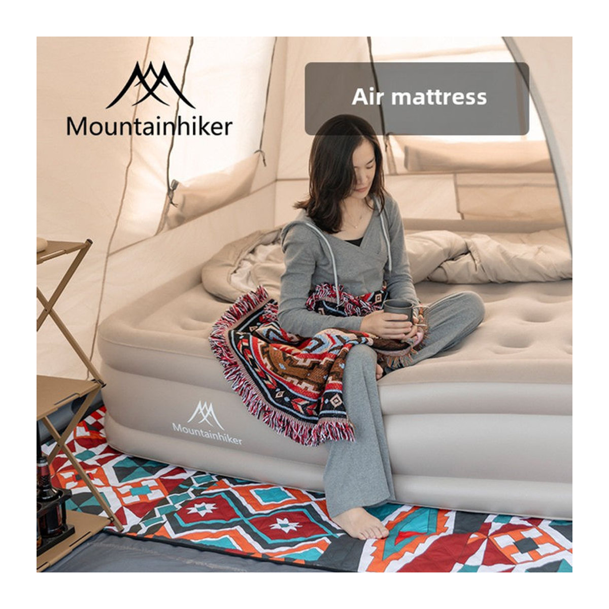 MOUNTAINHIKER Aufblasbare Luftmatratze aus PVC mit integrierter Pumpe für Camping und Zuhause in Schwarz oder Beige - Bild 1