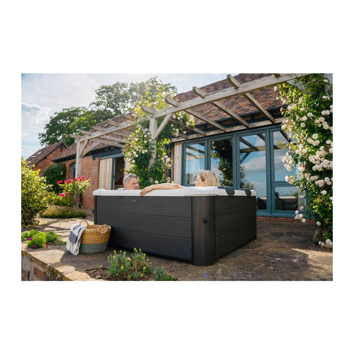 MSpa Whirlpool OSLO XL Modell 2026 in Schwarz mit WiFi, App-Steuerung, LED-Beleuchtung und UVC-Reinigung, B/T: 160 x 160 cm - Bild 1