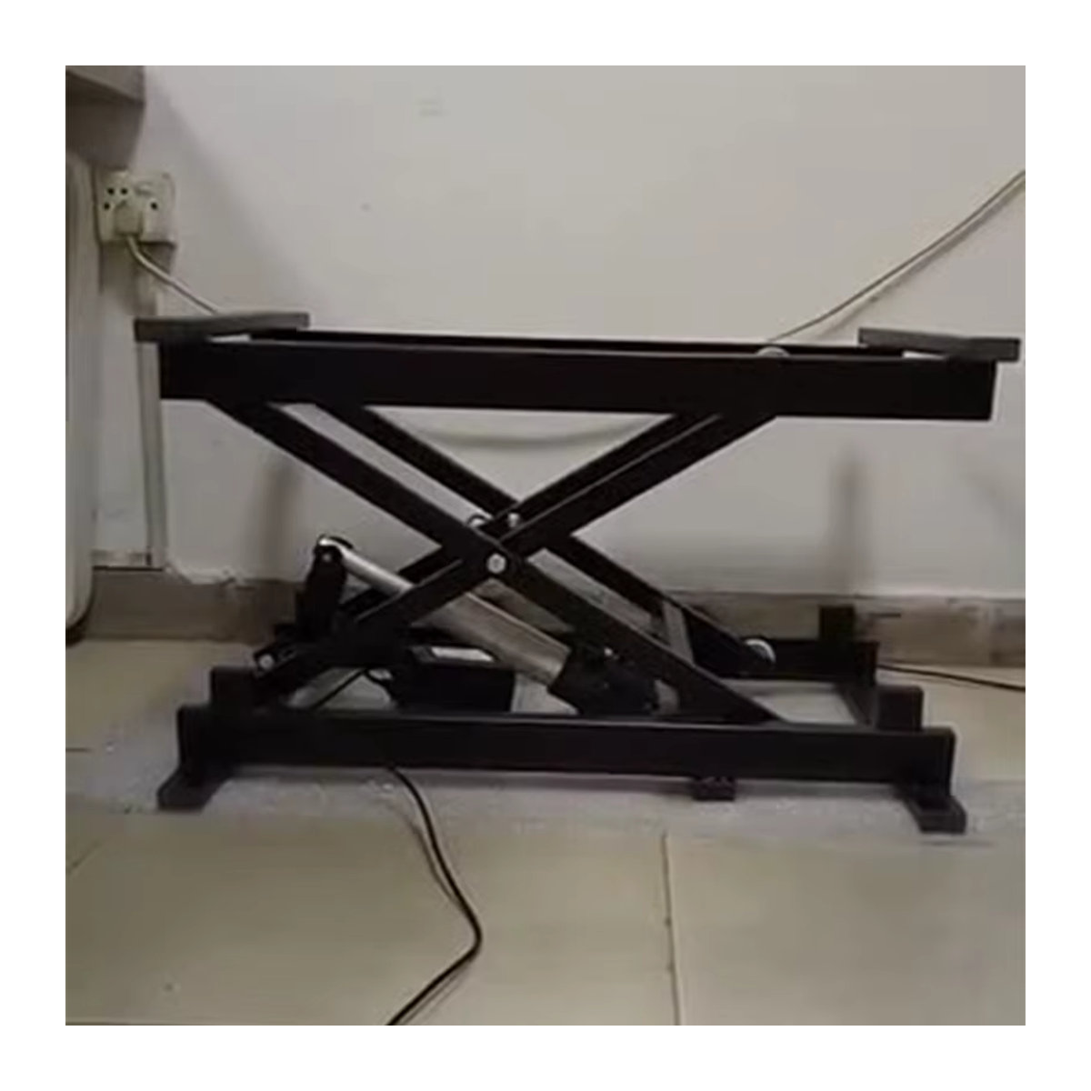 Multifunktionaler elektrischer Couchtisch und Esstisch mit Fernbedienung und höhenverstellbarer Hebe-Hardware in Schwarz mit klappbarem Eisenrahmen im Industrial-Design - Bild 2