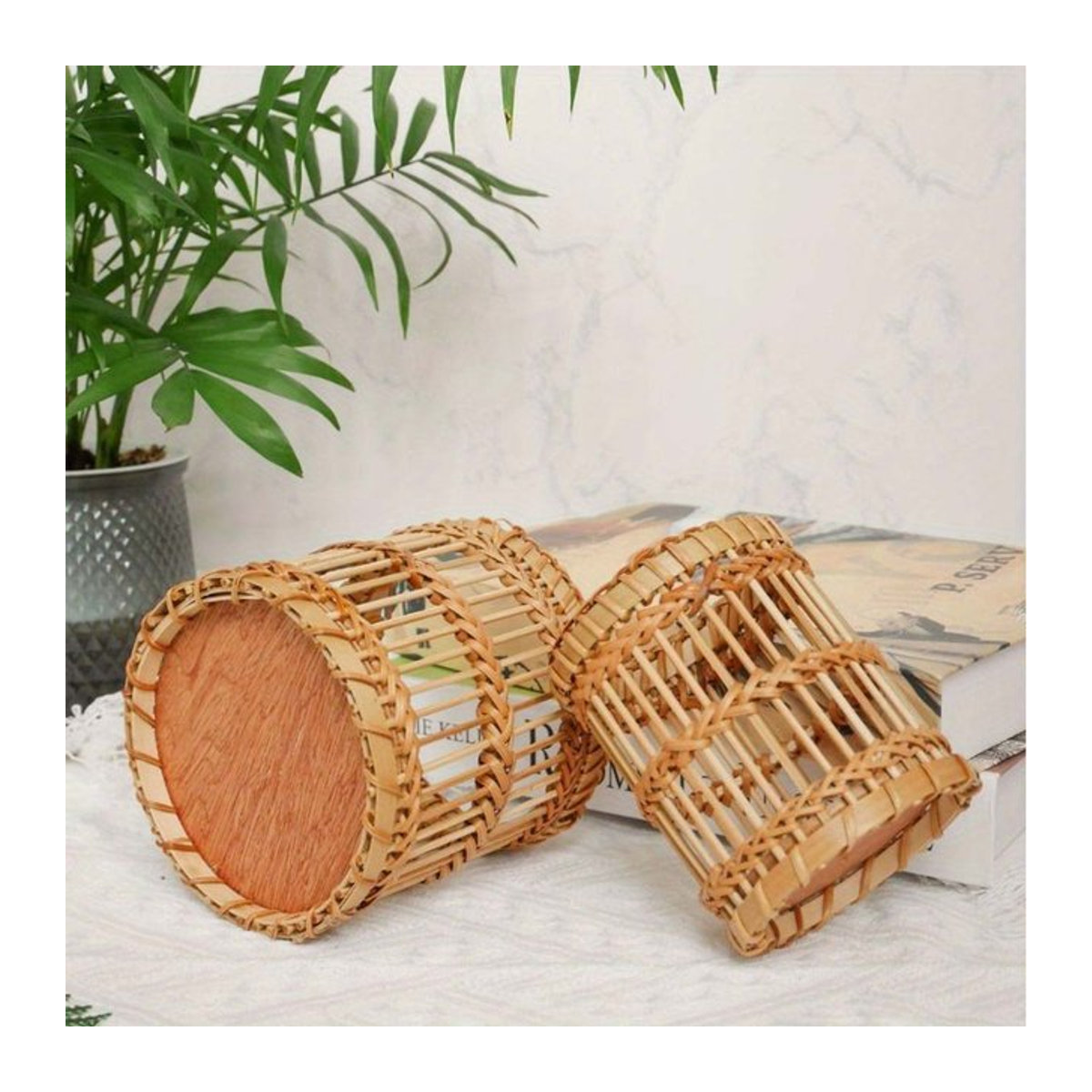 Multifunktionaler runder Aufbewahrungskorb aus Textil und Rattan in Braun im Bohemian-Stil als Kosmetik-Organizer und Stifthalter - Bild 1