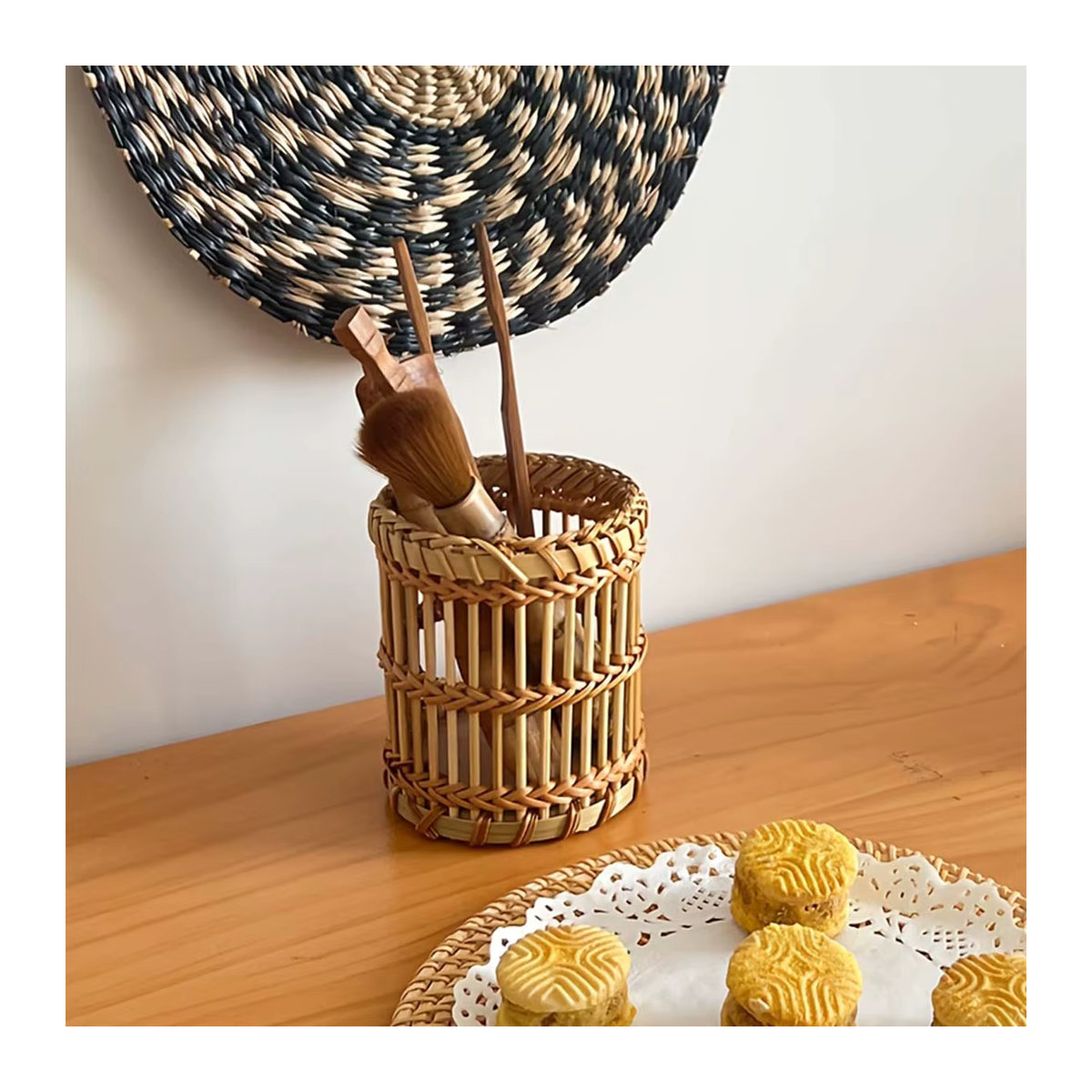 Multifunktionaler runder Aufbewahrungskorb aus Textil und Rattan in Braun im Bohemian-Stil als Kosmetik-Organizer und Stifthalter - Bild 2