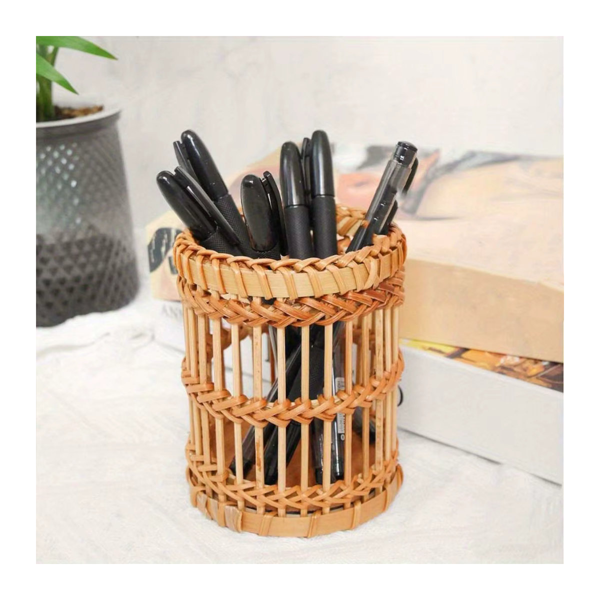 Multifunktionaler runder Aufbewahrungskorb aus Textil und Rattan in Braun im Bohemian-Stil als Kosmetik-Organizer und Stifthalter - Bild 5