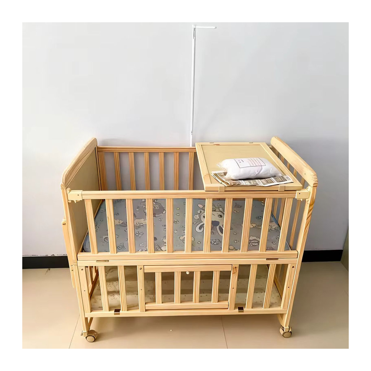 Multifunktionales 5-in-1 Babybett aus Kiefernholz in Natur im skandinavischen Design, umwandelbar als Schaukelbett und Schreibtisch - Bild 4