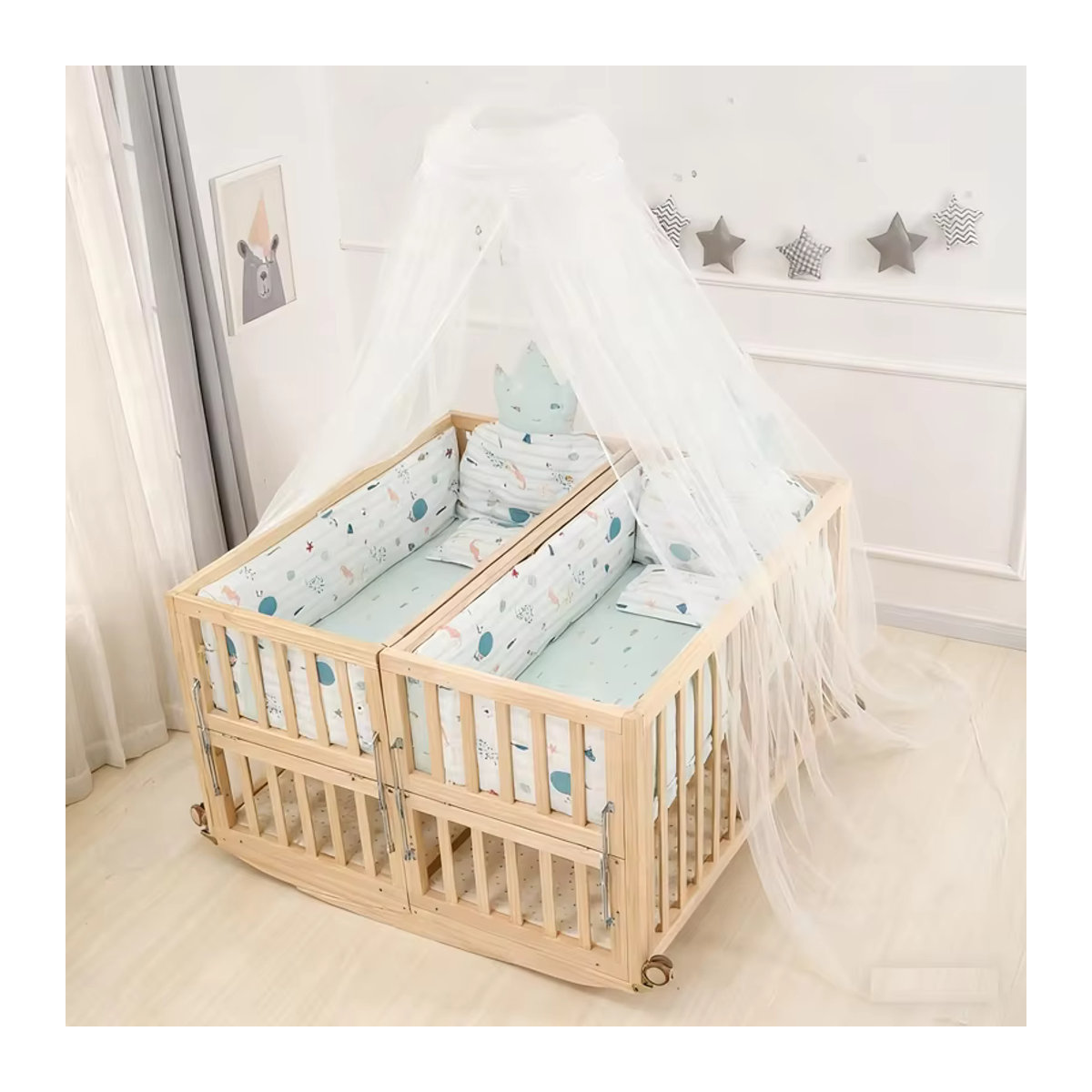 Multifunktionales Babybett Twins Crib Splicing Big Bed in Natur und Weiß mit Moskitonetz und Bettwäsche-Set aus Holz im skandinavischen Design - Bild 1