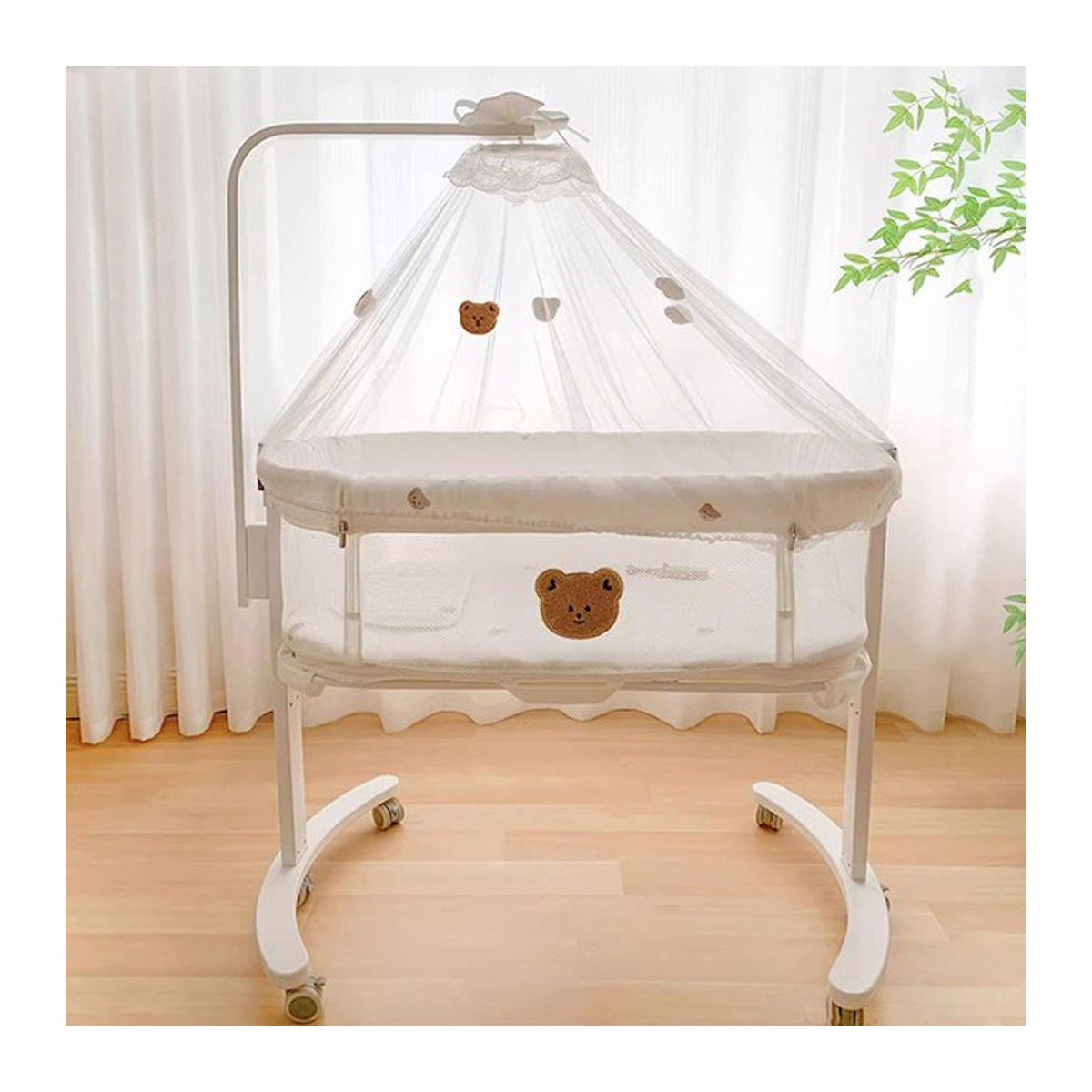 Multifunktionales Pakey Babybett aus Holz in Grün-Weiß, höhenverstellbar, faltbar und mobil mit Rollen - Bild 1