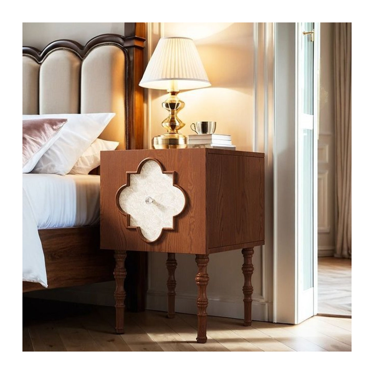 Nachttisch aus Eschenholz in Braun mit floralem Kleeblatt-Design im Art-Deco-Stil - Bild 1