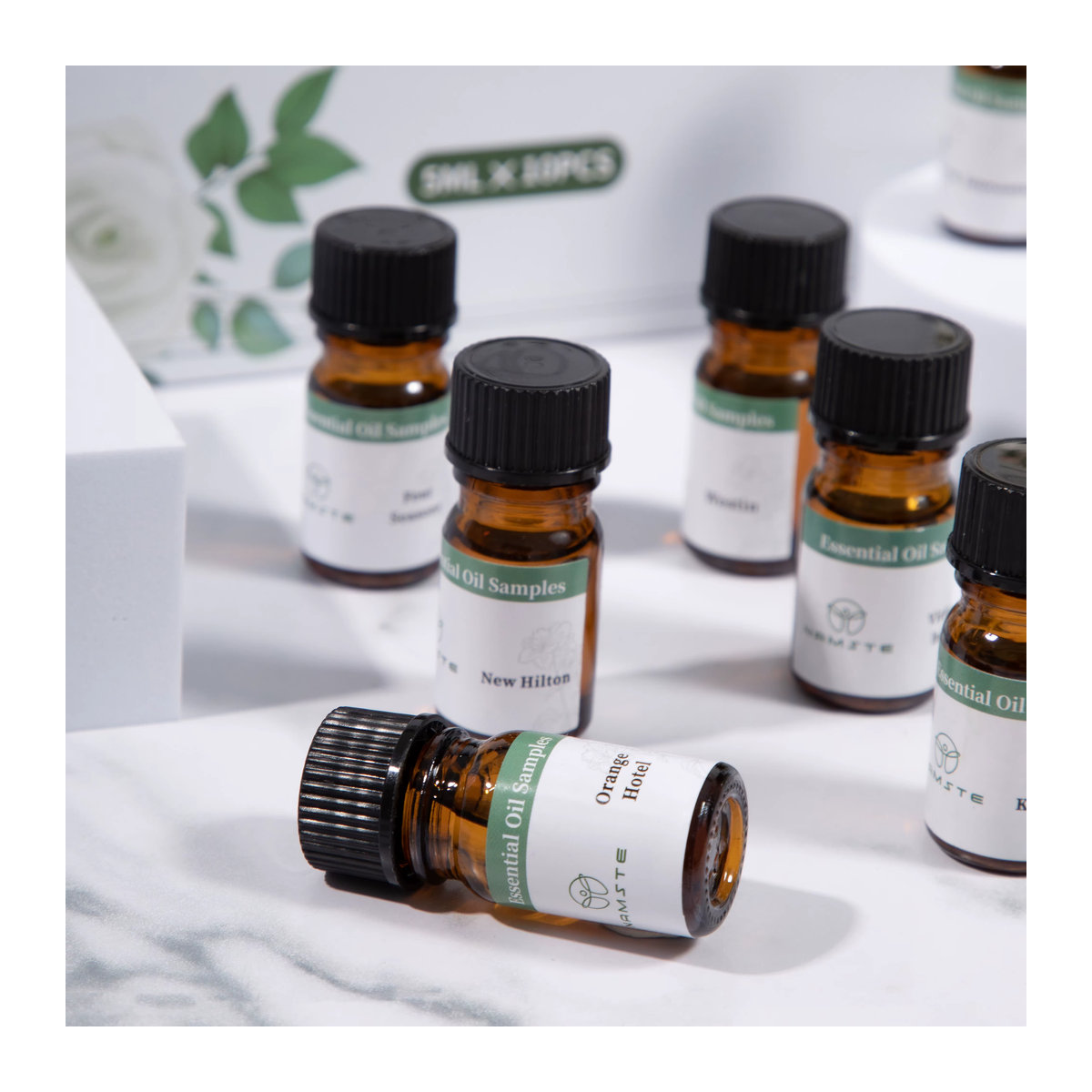 NAMSTE Ätherisches Öl Set mit 10 Flaschen à 5 ml in Weiß für Aromatherapie und Diffusor, floraler Duft in Glasflaschen - Bild 4