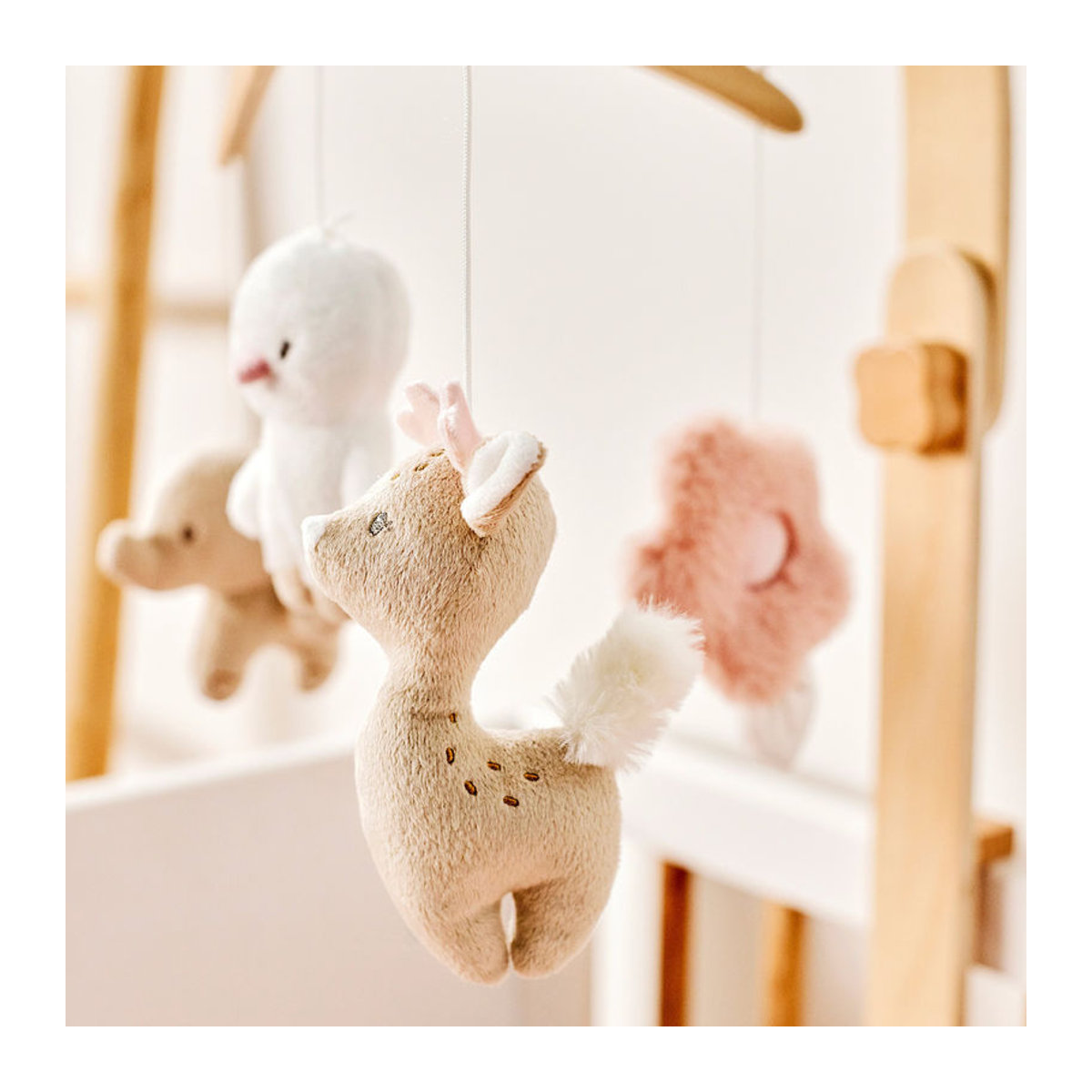 Nattou FanFan Mobile Spieluhr aus Holz und Textil mit Tieren in Beige, Rosa und Mehrfarbig - Bild 2