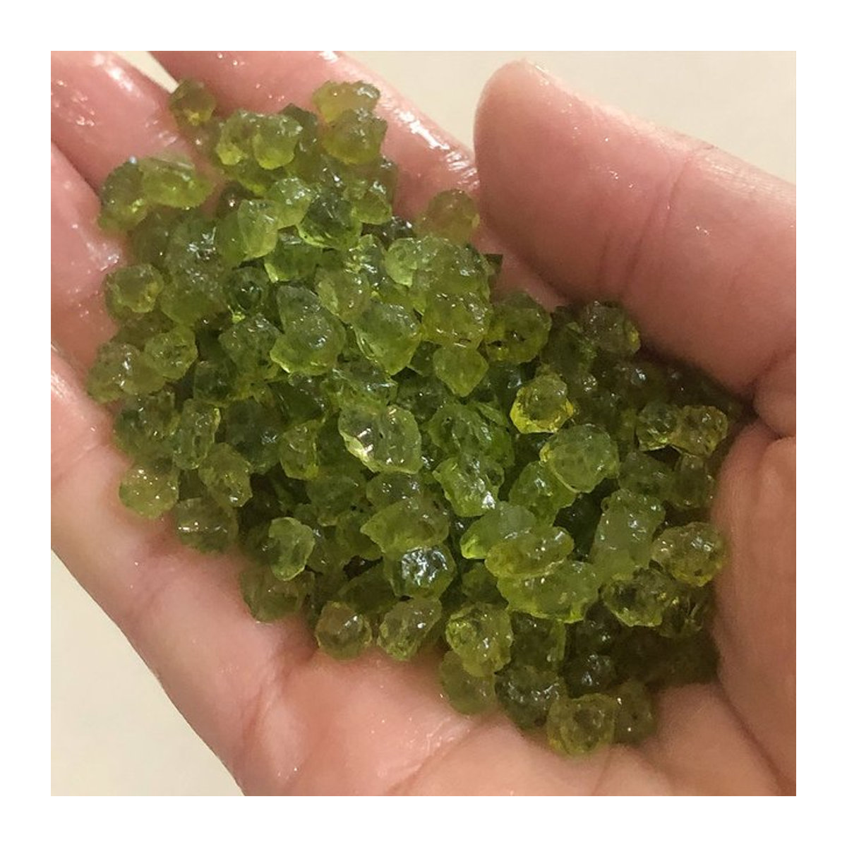 Natürliche Peridot Olivin Rohstein-Chips in Grün, 50 g - Bild 1