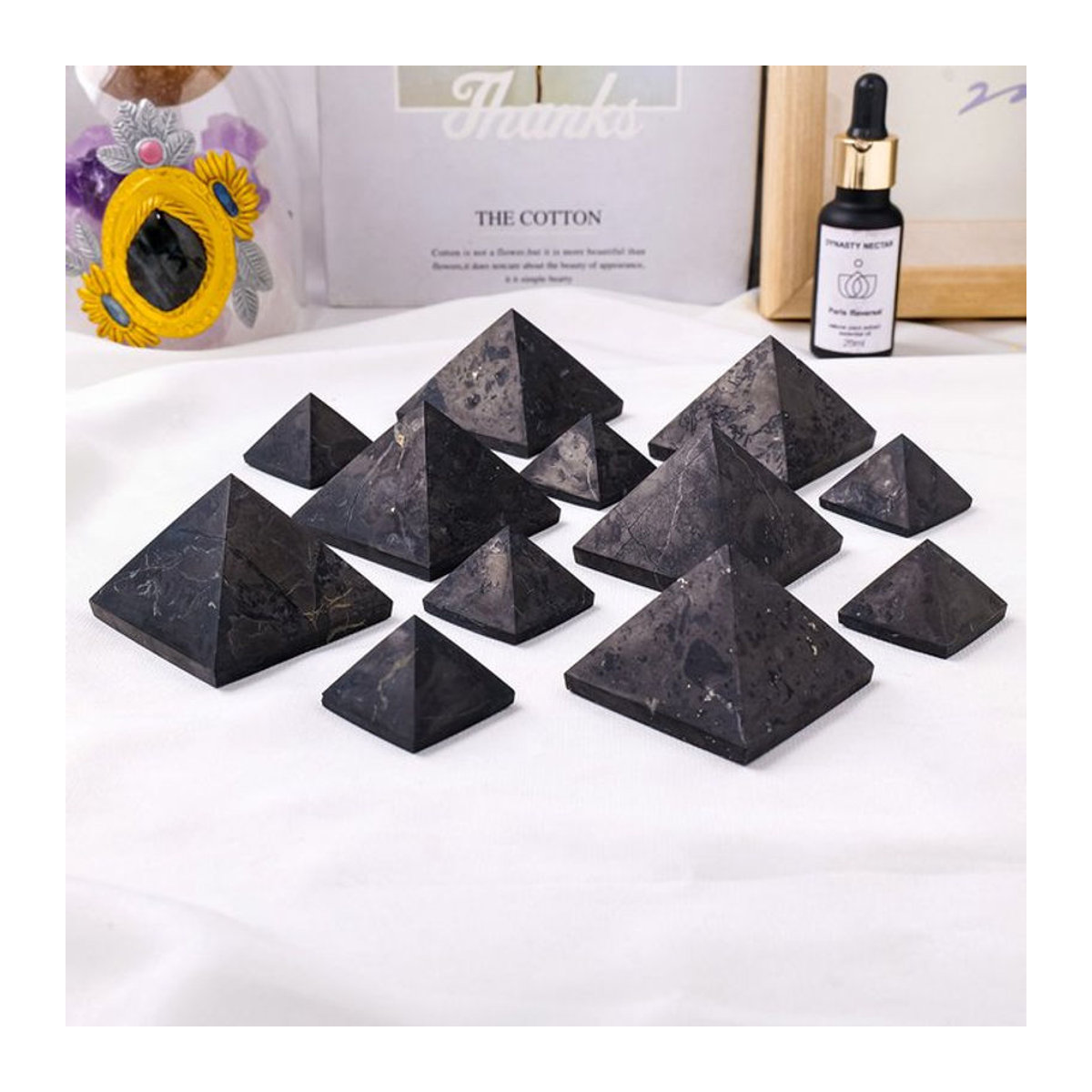 Natürliche Schungit Pyramide aus russischem Kristall als schwarzes Feng Shui Ornament für deine Desktop Dekoration - Bild 1