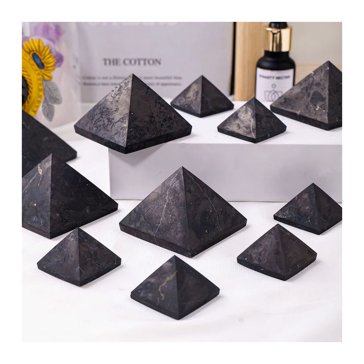Natürliche Schungit Pyramide aus russischem Kristall als schwarzes Feng Shui Ornament für deine Desktop Dekoration - Bild 2