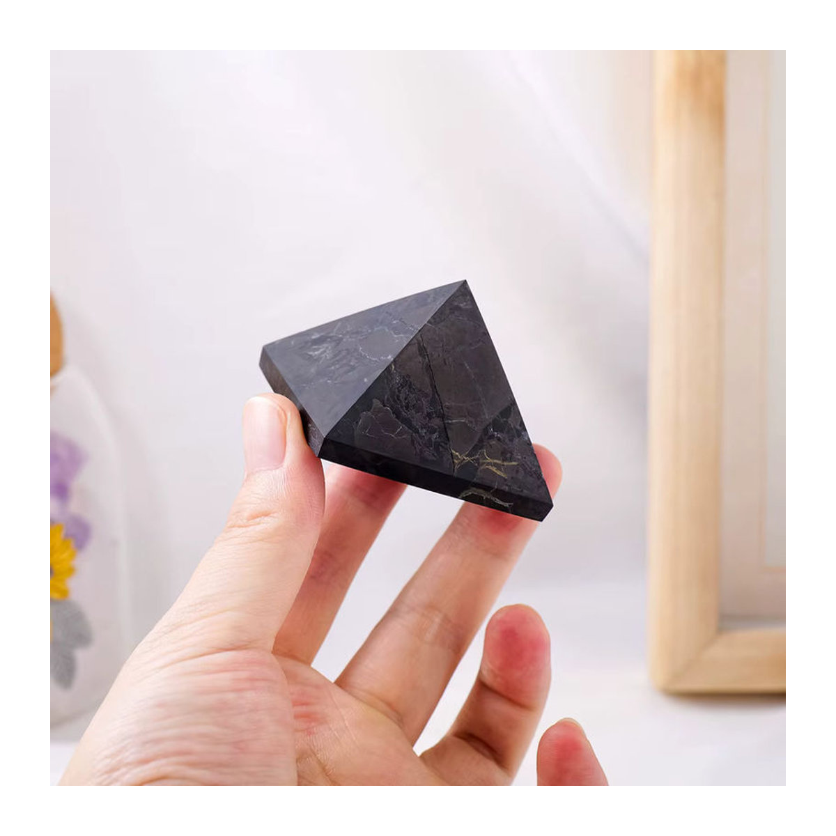 Natürliche Schungit Pyramide aus russischem Kristall als schwarzes Feng Shui Ornament für deine Desktop Dekoration - Bild 3
