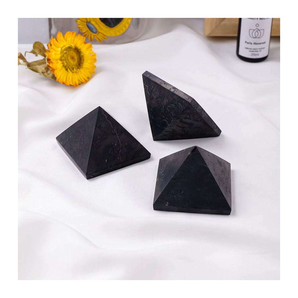 Natürliche Schungit Pyramide aus russischem Kristall als schwarzes Feng Shui Ornament für deine Desktop Dekoration - Bild 4