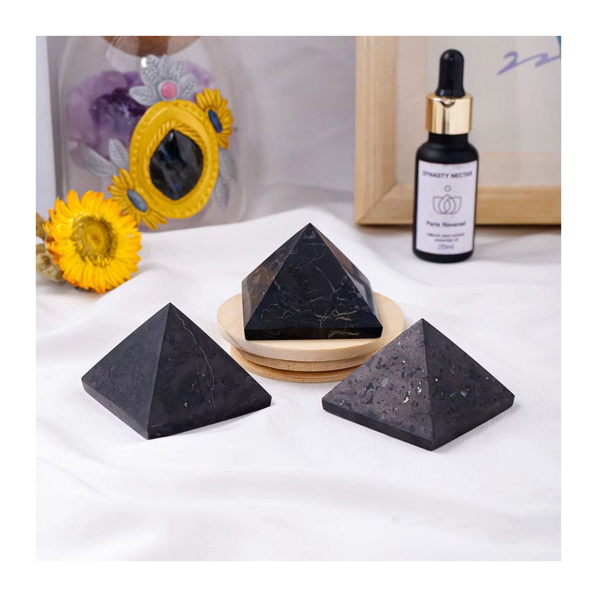 Natürliche Schungit Pyramide aus russischem Kristall als schwarzes Feng Shui Ornament für deine Desktop Dekoration - Bild 5