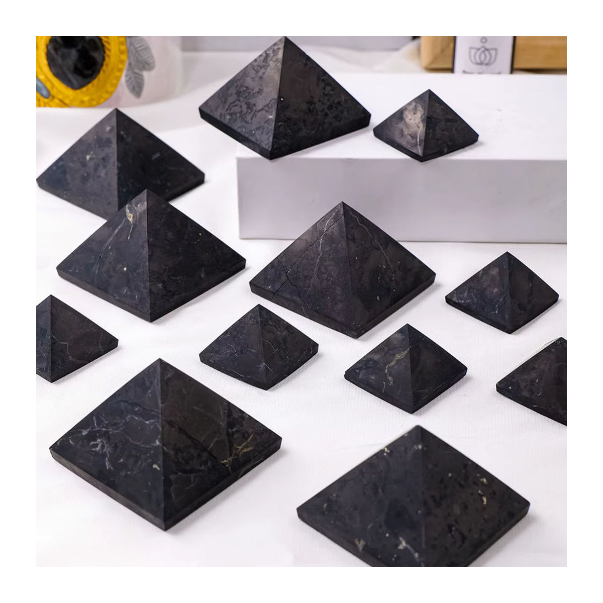 Natürliche Schungit Pyramide aus russischem Kristall als schwarzes Feng Shui Ornament für deine Desktop Dekoration - Bild 6