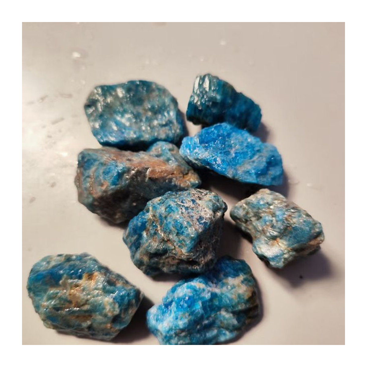 Natürlicher blauer Apatit-Stein als roher Kristall für Meditation und Dekoration - Bild 1