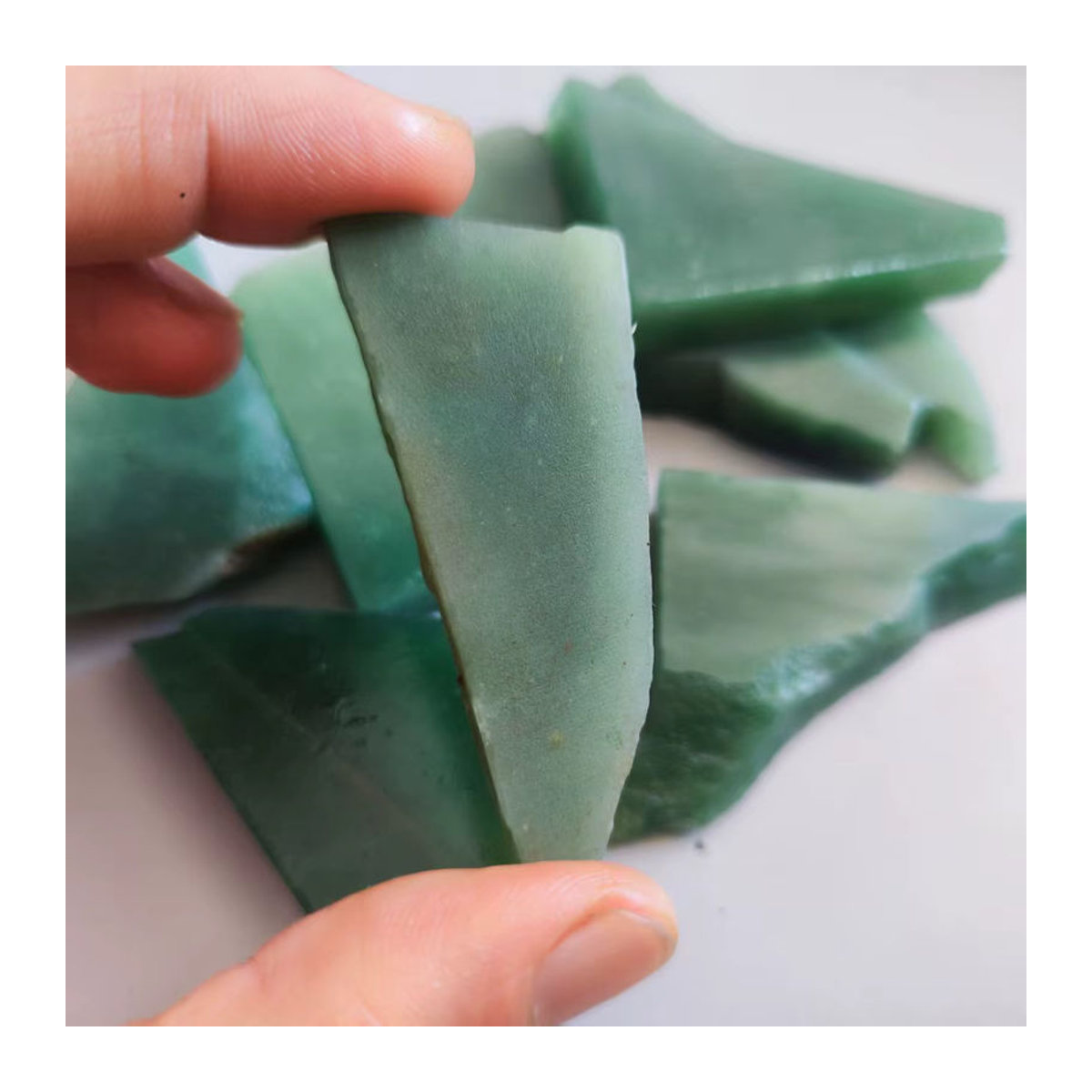 Natürlicher grüner China Dulong Jade Stein als Dekoration und Mineralprobe für DIY-Projekte - Bild 5