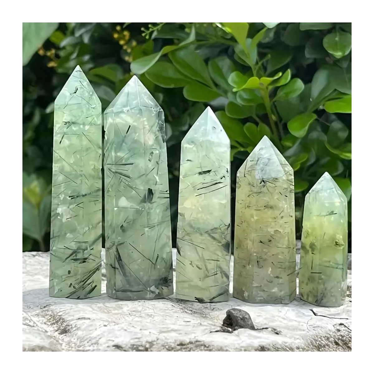 Natürlicher grüner Prehnit Geode Quarz Kristall als Obelisk und Zauberstab für Yoga und Meditation - Bild 2