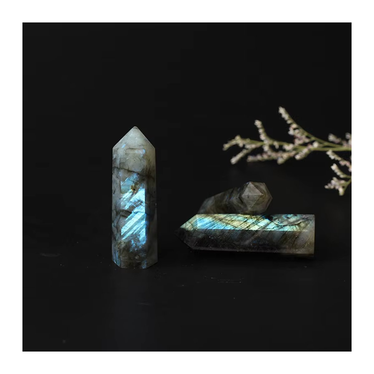 Natürlicher Labradorit Kristall in sechseckiger Säulenform von Stone Brothers, mehrfarbiges Mineral-Ornament zur Dekoration - Bild 2