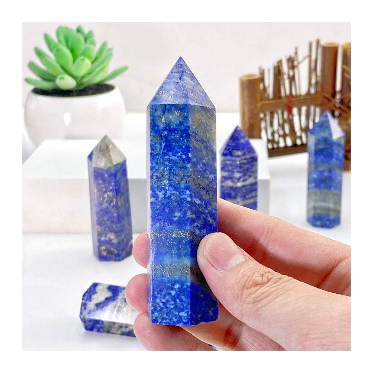 Natürlicher Lapislazuli Kristall als dekorativer Rohstein in Blau - Bild 1