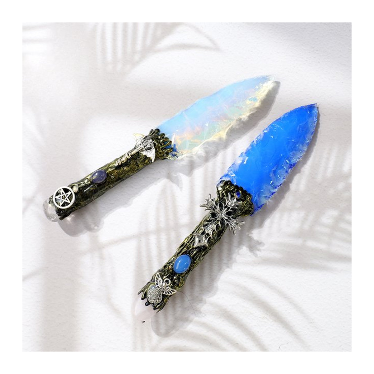 Natürlicher Opal-Dolch als handgefertigte Kristall-Schnitzerei in Blau für deine Heim- und Bürodekoration oder als Feng-Shui-Ornament - Bild 1