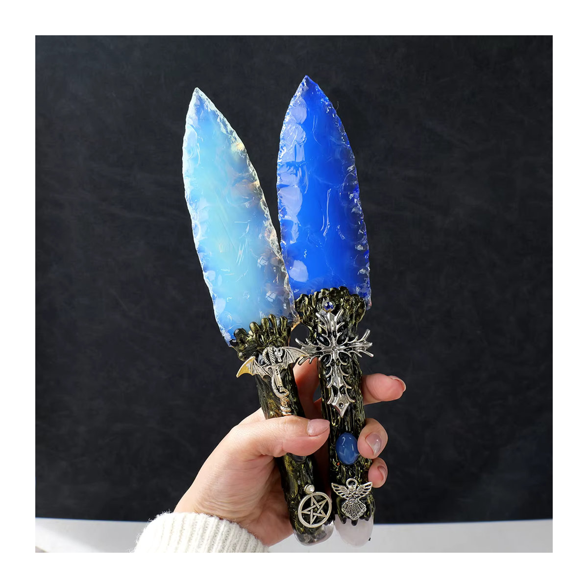 Natürlicher Opal-Dolch als handgefertigte Kristall-Schnitzerei in Blau für deine Heim- und Bürodekoration oder als Feng-Shui-Ornament - Bild 2