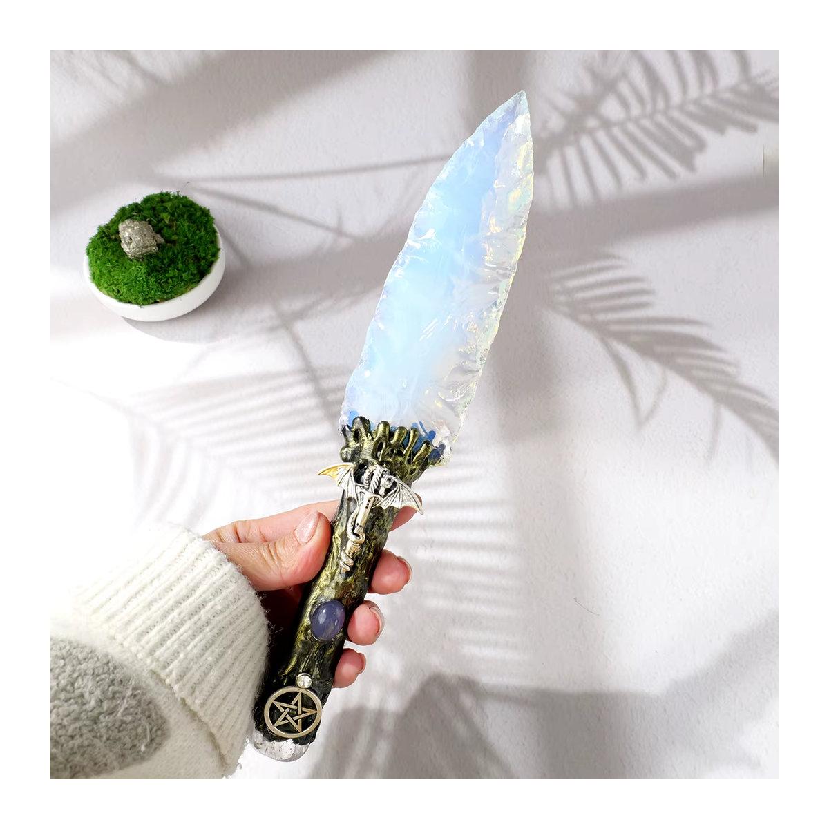 Natürlicher Opal-Dolch als handgefertigte Kristall-Schnitzerei in Blau für deine Heim- und Bürodekoration oder als Feng-Shui-Ornament - Bild 3