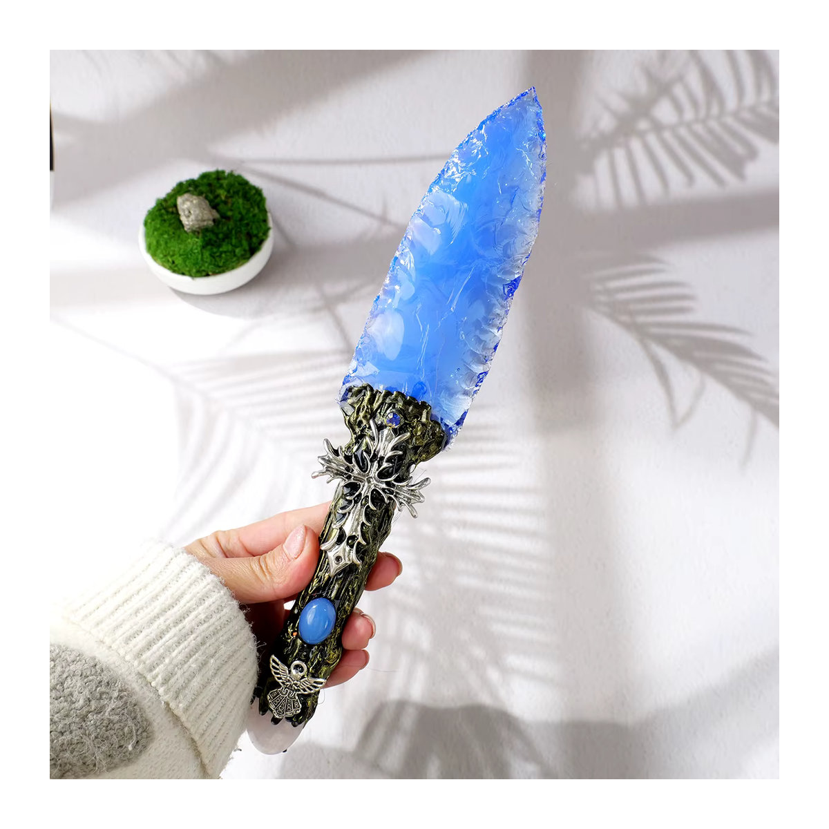 Natürlicher Opal-Dolch als handgefertigte Kristall-Schnitzerei in Blau für deine Heim- und Bürodekoration oder als Feng-Shui-Ornament - Bild 4