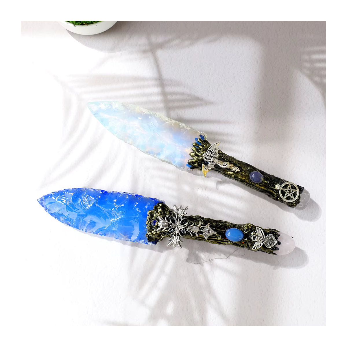 Natürlicher Opal-Dolch als handgefertigte Kristall-Schnitzerei in Blau für deine Heim- und Bürodekoration oder als Feng-Shui-Ornament - Bild 5