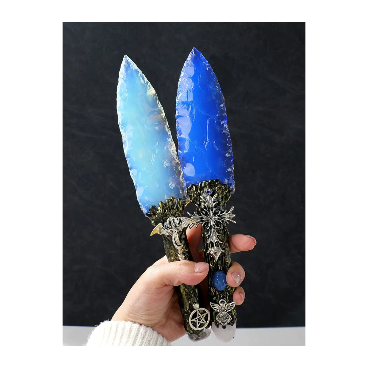 Natürlicher Opal-Dolch als handgefertigte Kristall-Schnitzerei in Blau für deine Heim- und Bürodekoration oder als Feng-Shui-Ornament - Bild 6