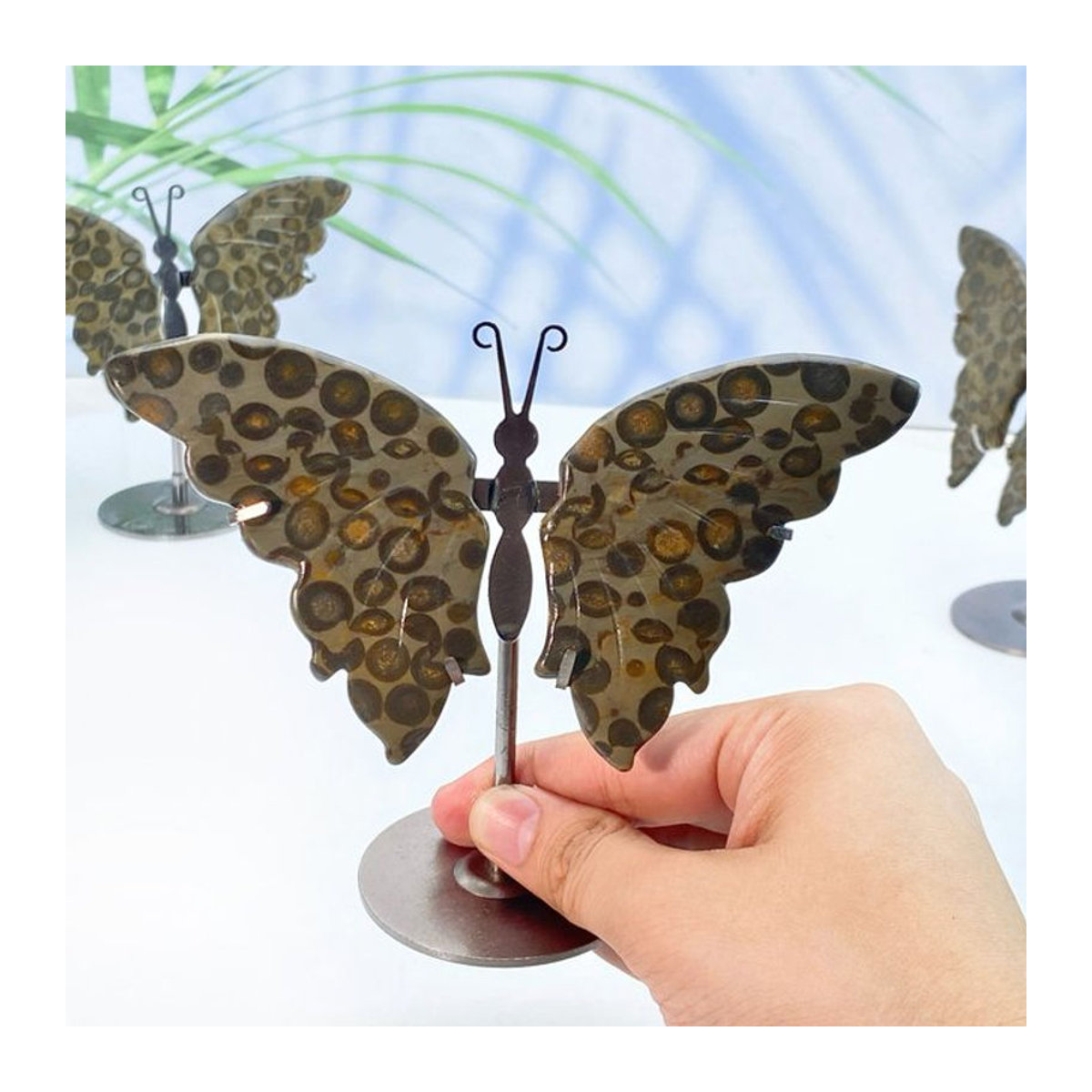 Natürliches Kristall-Schmetterling-Ornament mit Leopard-Print in Braun als Dekoration für Schreibtisch und Büro - Bild 1