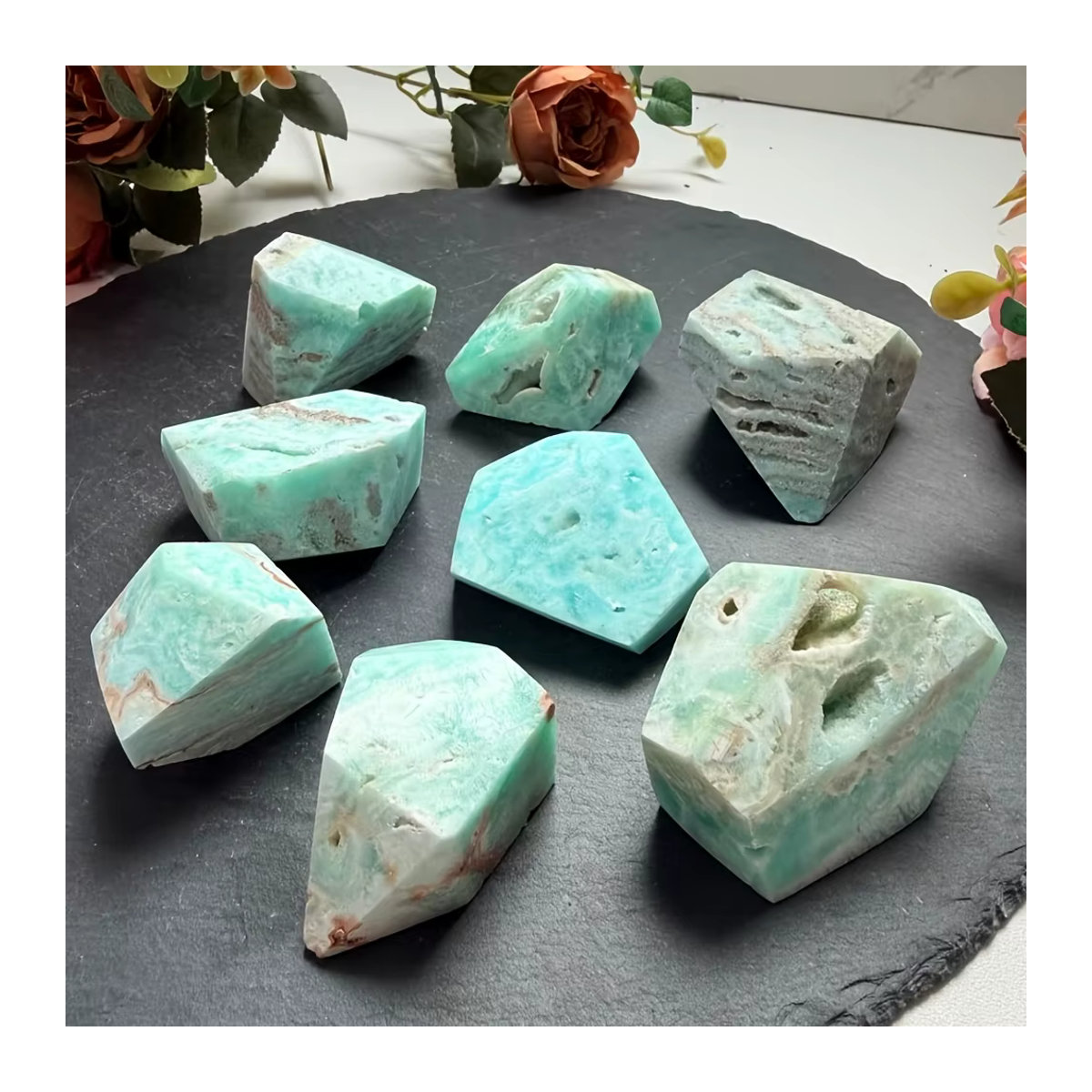 Naturornament aus Türkis und weißem Marmor von CrystalHola in Blau und Weiß, unregelmäßiges anisotropes Mineral in freier Form - Bild 3