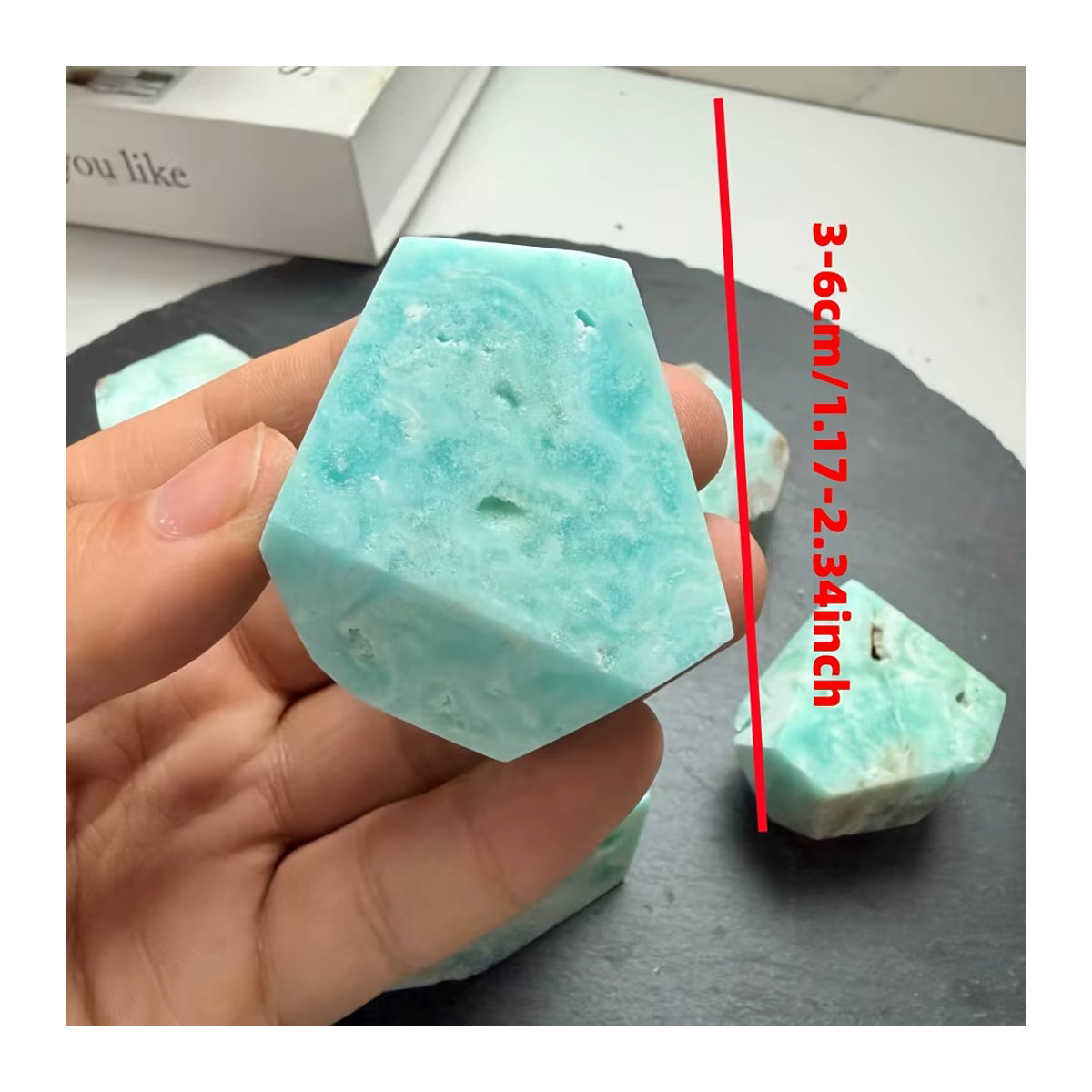 Naturornament aus Türkis und weißem Marmor von CrystalHola in Blau und Weiß, unregelmäßiges anisotropes Mineral in freier Form - Bild 4
