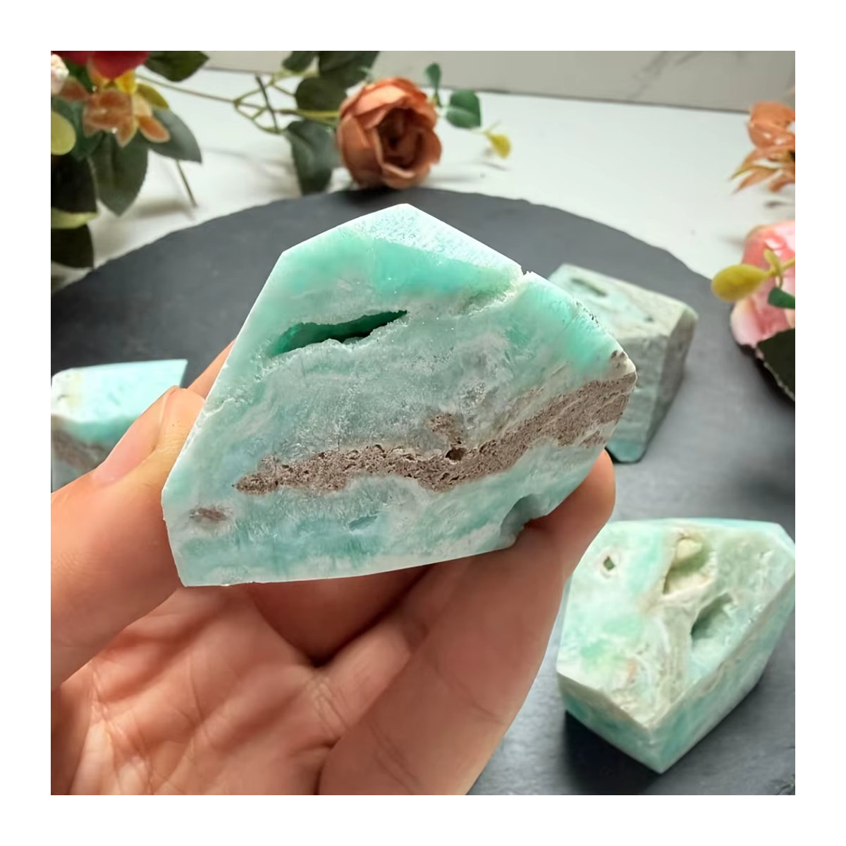 Naturornament aus Türkis und weißem Marmor von CrystalHola in Blau und Weiß, unregelmäßiges anisotropes Mineral in freier Form - Bild 5