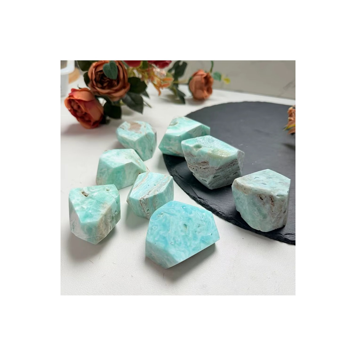 Naturornament aus Türkis und weißem Marmor von CrystalHola in Blau und Weiß, unregelmäßiges anisotropes Mineral in freier Form - Bild 6