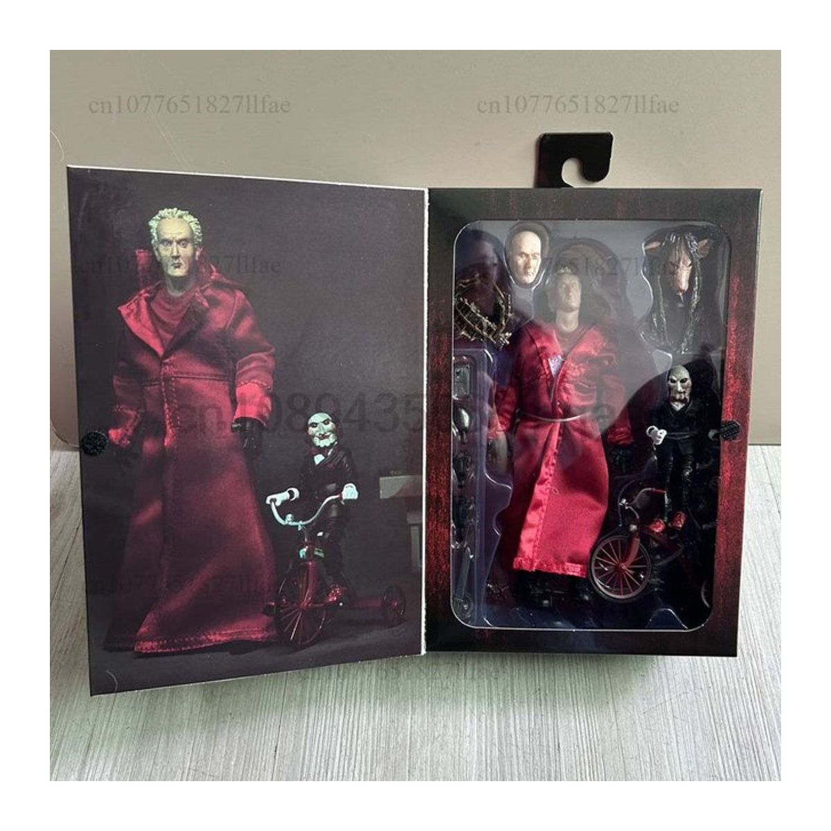 NECA Saw Jigsaw Deluxe Actionfigur in Rot und Schwarz aus Kunststoff - Bild 1