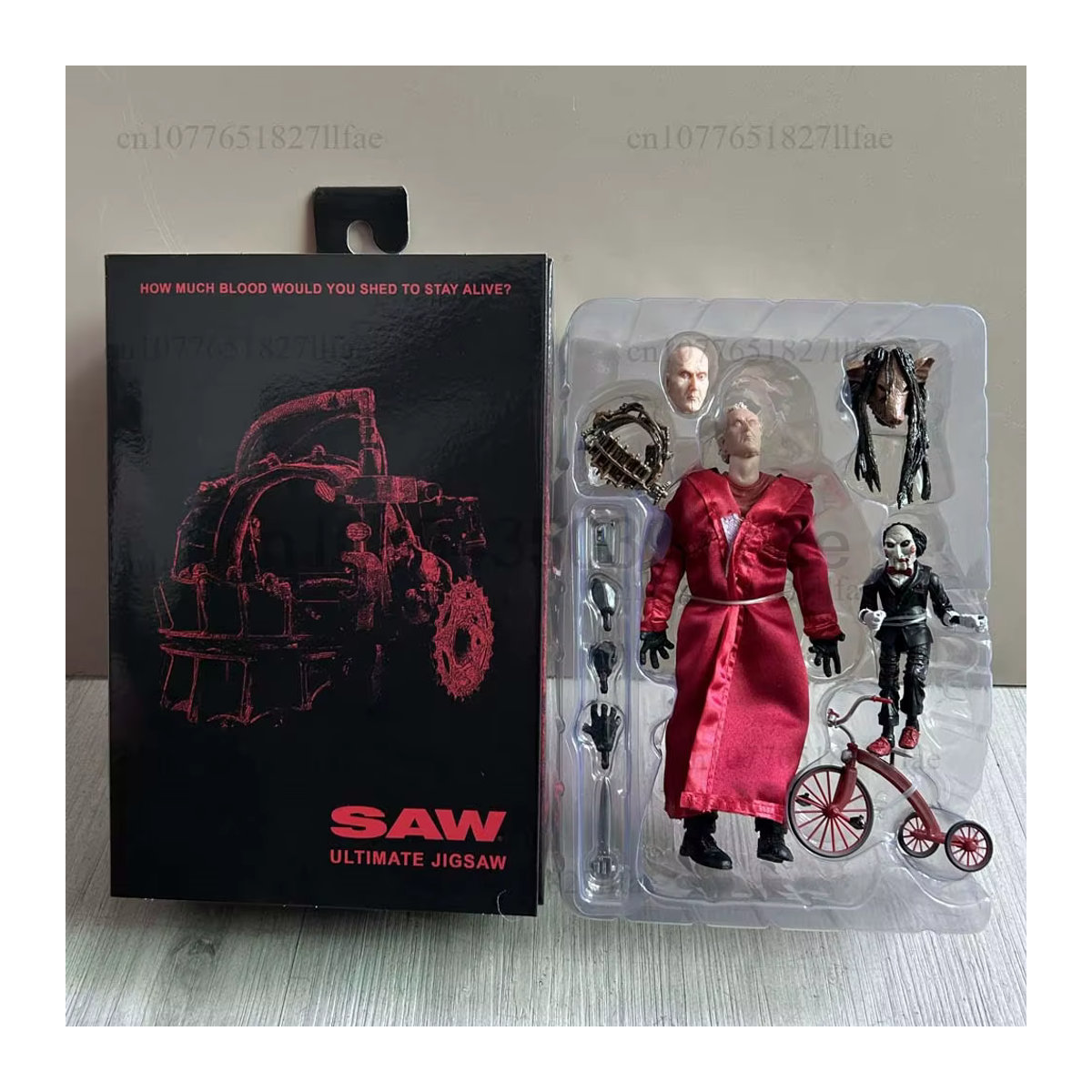 NECA Saw Jigsaw Deluxe Actionfigur in Rot und Schwarz aus Kunststoff - Bild 2