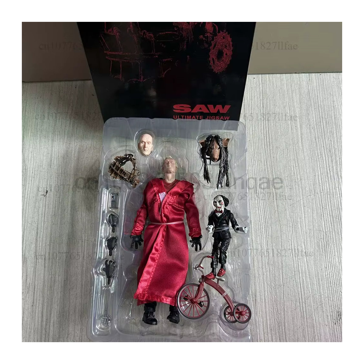 NECA Saw Jigsaw Deluxe Actionfigur in Rot und Schwarz aus Kunststoff - Bild 3