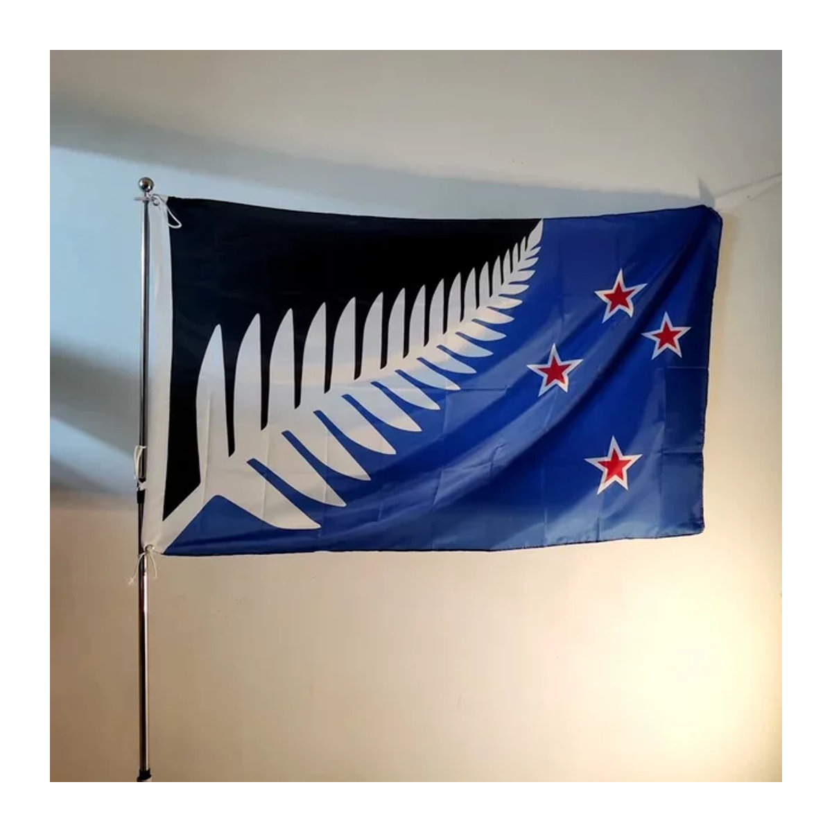 Neuseeland Maori-Farn-Flagge mit silbernem Farn Motiv in Mehrfarbig, Rechteckige Textil-Wanddekoration aus Polyester, B/H: 90 x 150 cm - Bild 1