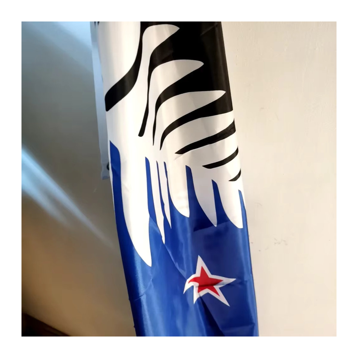 Neuseeland Maori-Farn-Flagge mit silbernem Farn Motiv in Mehrfarbig, Rechteckige Textil-Wanddekoration aus Polyester, B/H: 90 x 150 cm - Bild 3