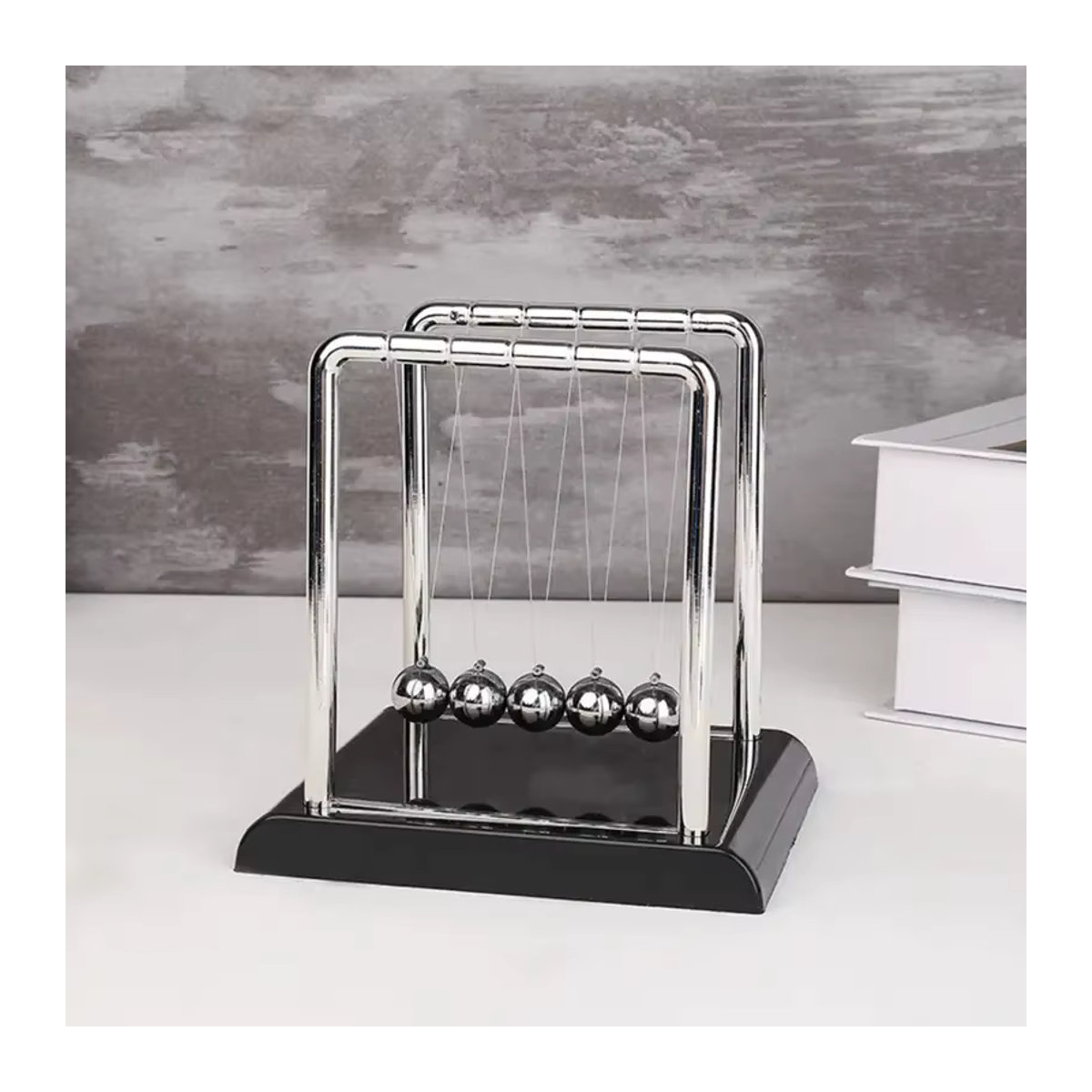 Newtons Wiege aus Metall in Silber als Physik-Lehrmittel und dekoratives Desktop-Spielzeug - Bild 5