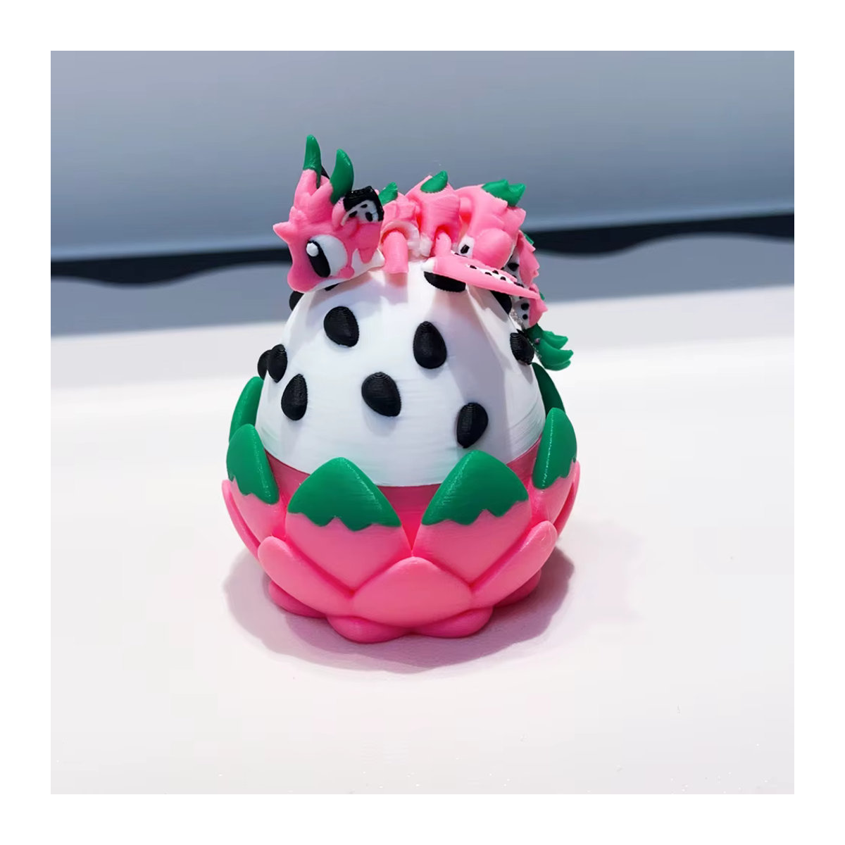 Niedliche 3D-gedruckte Drachen-Skulptur aus Kunststoff als Desktop-Dekoration in Pink und Mehrfarbig - Bild 3