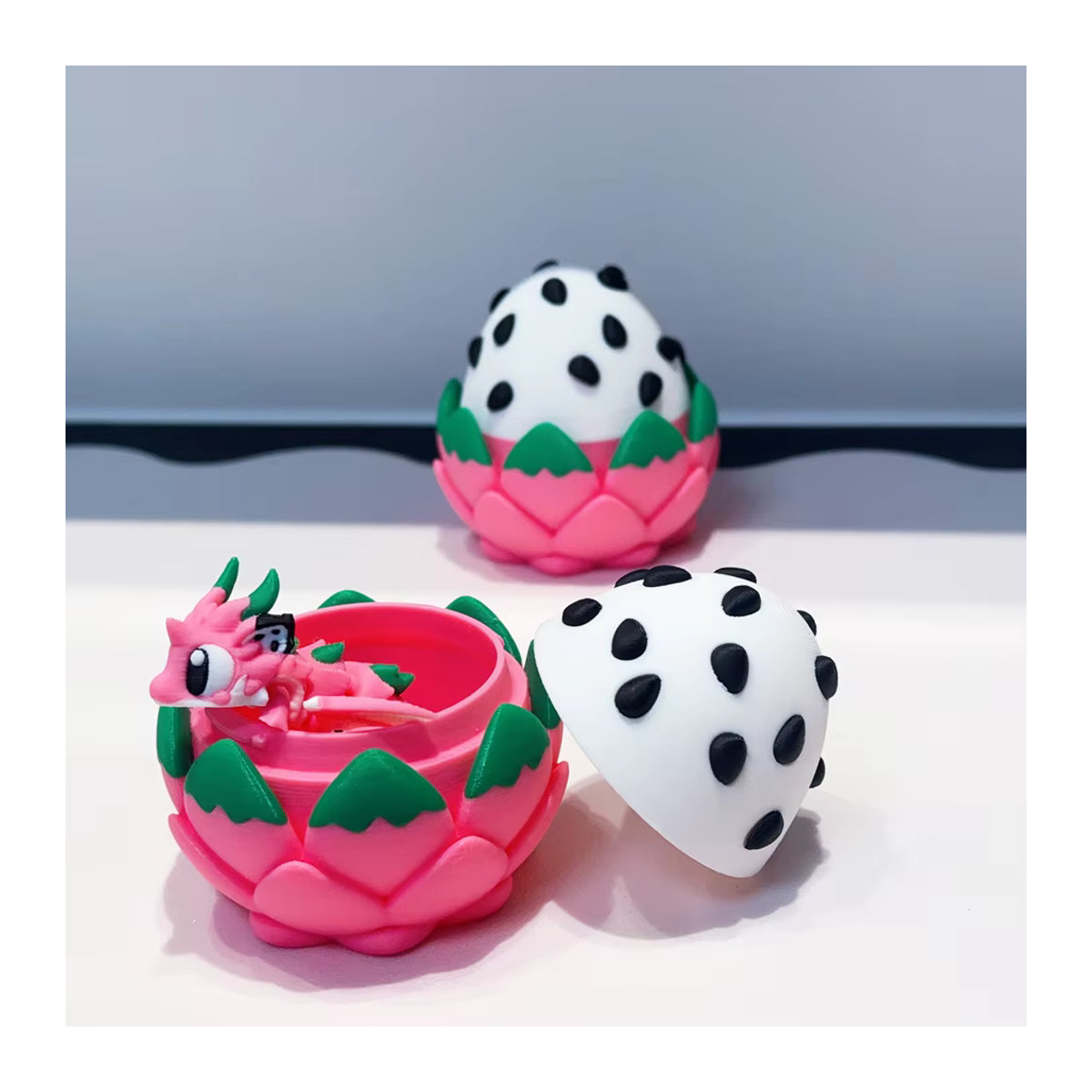 Niedliche 3D-gedruckte Drachen-Skulptur aus Kunststoff als Desktop-Dekoration in Pink und Mehrfarbig - Bild 5