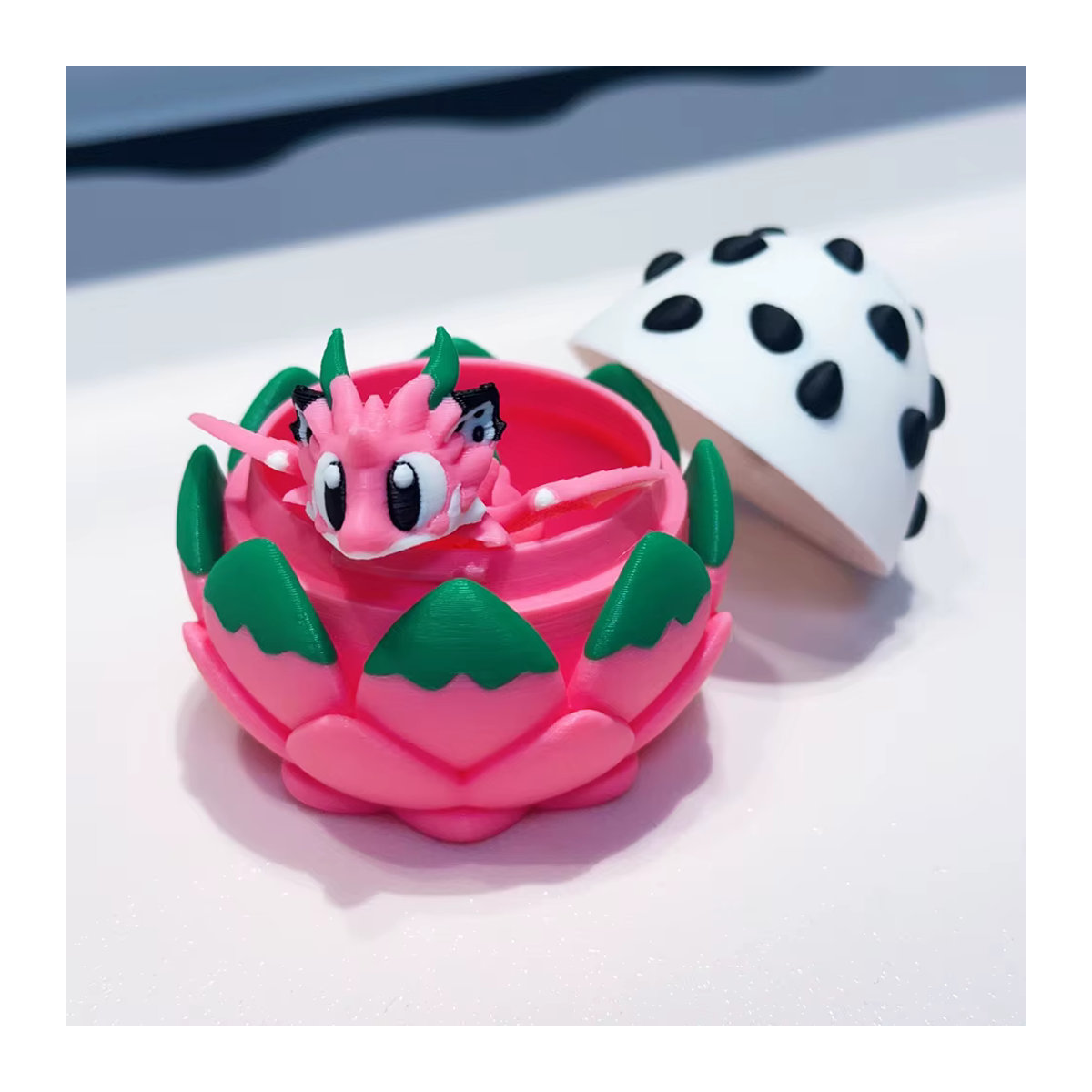 Niedliche 3D-gedruckte Drachen-Skulptur aus Kunststoff als Desktop-Dekoration in Pink und Mehrfarbig - Bild 6