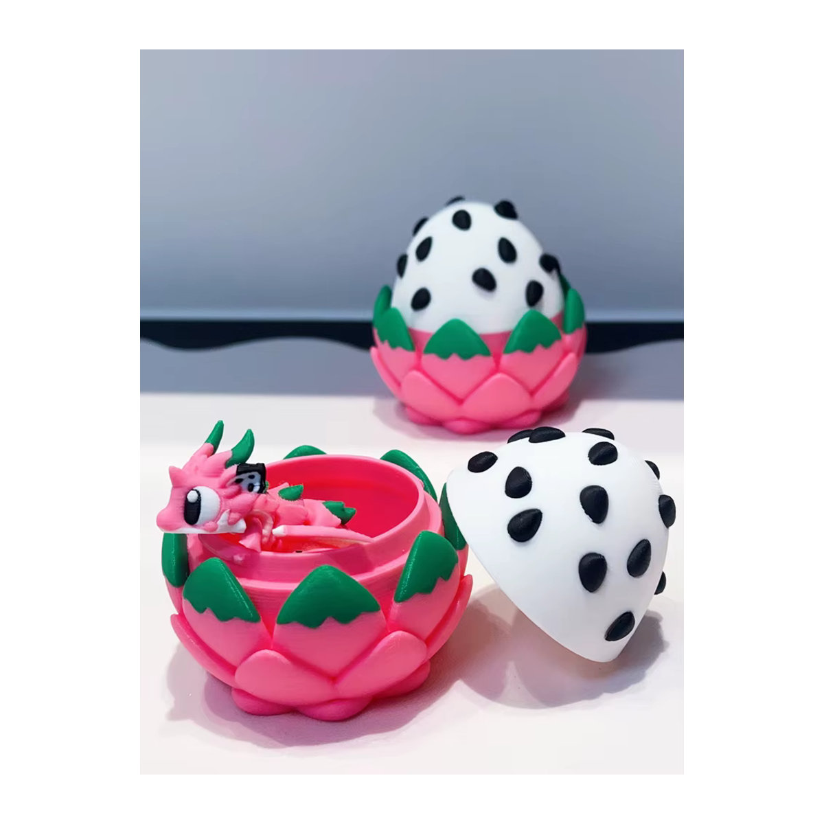 Niedliche 3D-gedruckte Drachen-Skulptur aus Kunststoff als Desktop-Dekoration in Pink und Mehrfarbig - Bild 7