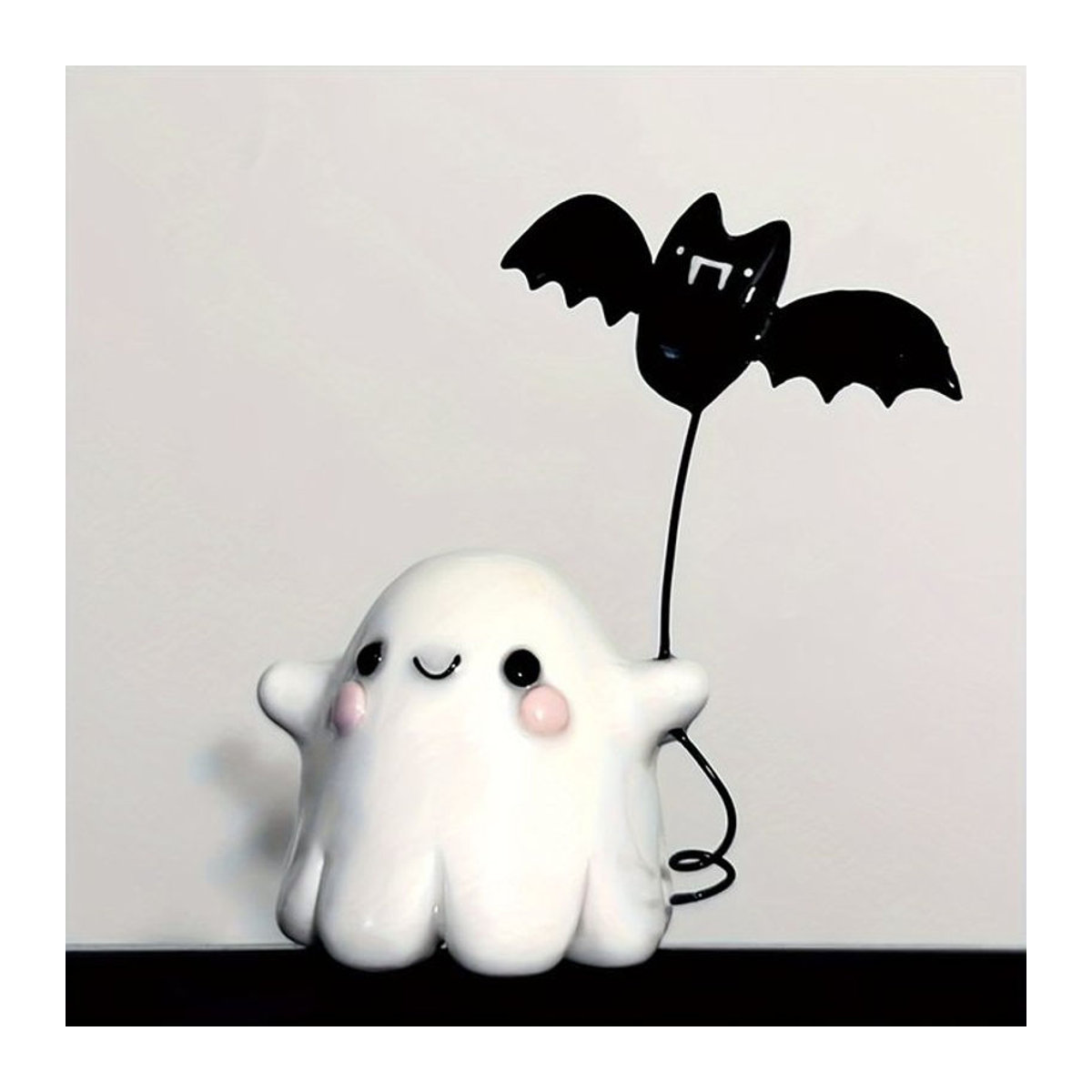 Niedliche Halloween Geist und Fledermaus Desktop Dekoration aus Kunststoff in Weiß - Bild 1